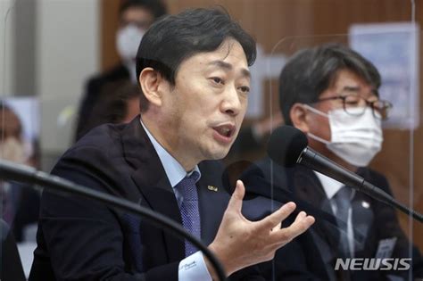 의원 질의에 답변하는 윤형중 한국공항공사 사장 네이트 뉴스