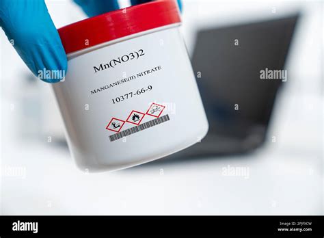 Manganese Ii Nitrate Hi Res Stock Photography And Images Alamy