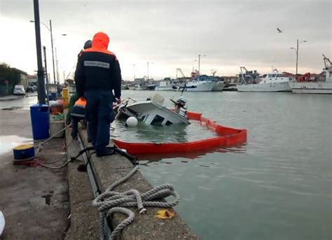 Marina Di Ravenna Peschereccio Affonda Al Porto