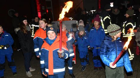 Jugendfeuerwehr Utecht Zieht Bei Umzug Mit Fackeln Durchs Dorf SVZ