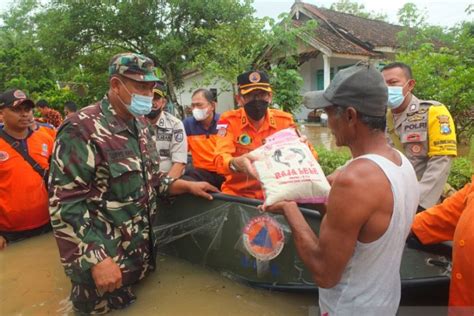 Gunakan Perahu Karet Wabup Jember Dan Kalaksa Bpbd Jatim Distribusikan