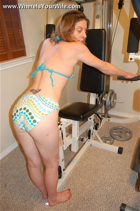 Slim Cute Housewife Strips Her Bikini To Expose Her Peti XXX Dessert