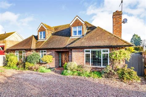 Hedsor Road Bourne End Sl8 4 Bedroom Detached House For Sale