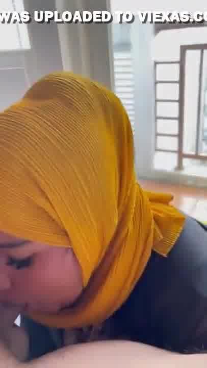 Wanita Berhijab Kuning Menghisap Batang Suaminya Di Rumah Gadis