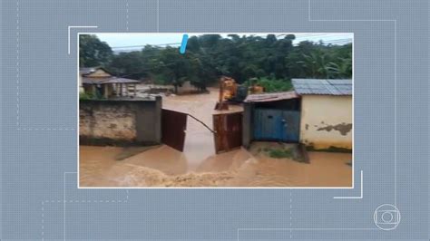 Vídeo Chuva provoca alagamentos e deixa moradores ilhados em Sarzedo