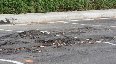 5 Signs Your Asphalt Parking Lot Needs Maintenance