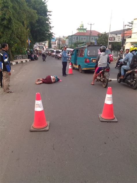 Nahas Hendak Menyeberang Een Tewas Tertabrak Motor Pasundan Ekspres