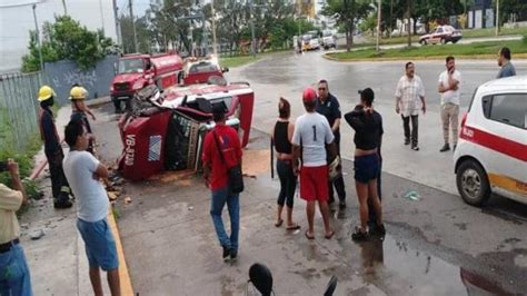 Taxista En Veracruz Pierde El Control Y Termina Volcado