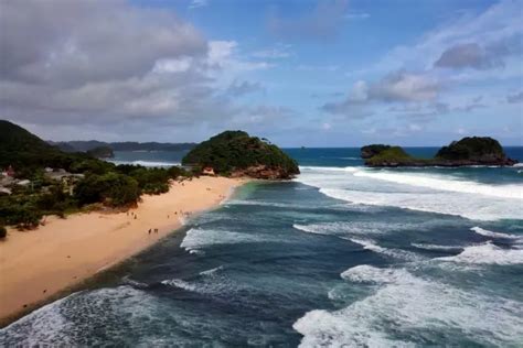 Pantai Watu Leter Malang Objek Wisata Aktivitas Liburan Lokasi Dan