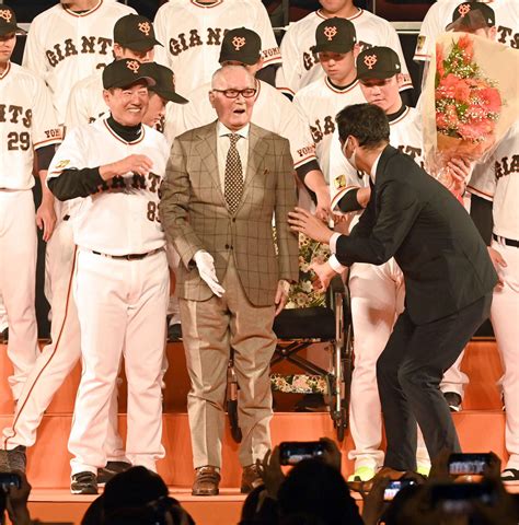 巨人長嶋茂雄氏が車いすから立ち上がり「ありがとう」文化勲章セレモニー プロ野球写真ニュース 日刊スポーツ