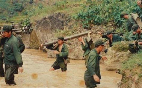 1979年打越南高平：一新兵放哨遭遇2名越南特工，双方都愣住了腾讯新闻