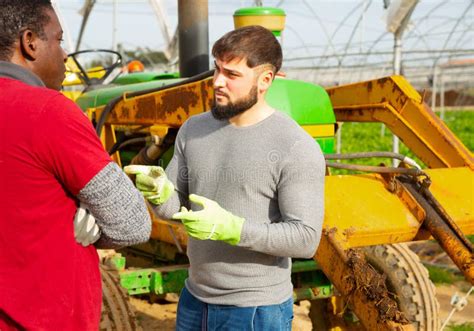 Conflicto Entre Un Agricultor Y Un Trabajador Contratado En Un