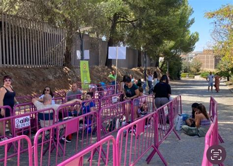 Colas A Las Puertas Del Castillo De La Mota Para Disfrutar Del