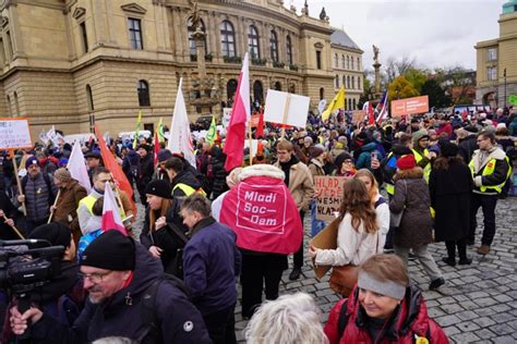 Galerie Demonstrace v Praze Za kuchařky stávkovali lidé ověšení