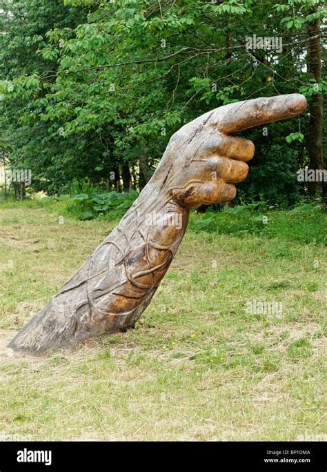 Sculpture en bois sculpté d une main qui montre la façon d Ardfern