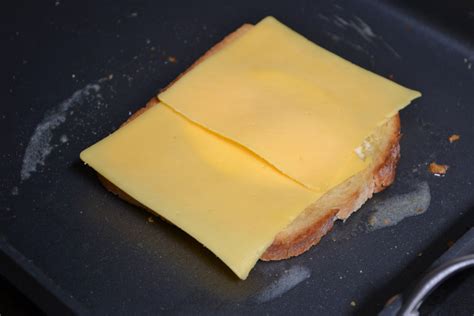 Hardly Housewives: Egg In A Hole Grilled Cheese