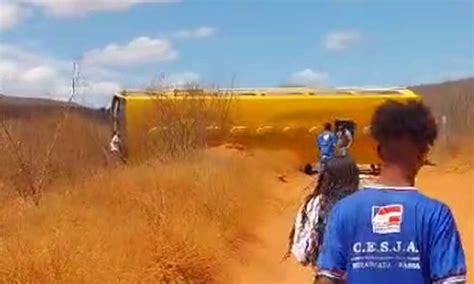 Ônibus escolar tomba e deixa alunos feridos em Mirangaba vídeo