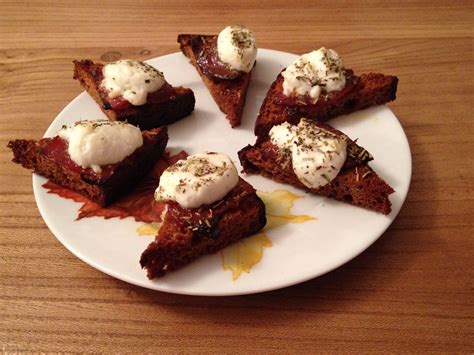 Toasts pain d épices chorizo et chèvre Les Papilles de Karen