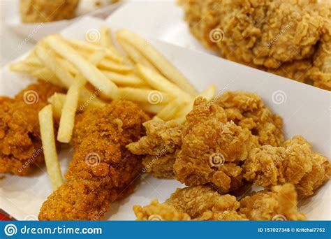 Poulet Frit Croustillant Et Frites En Carton Blanc Photo Stock Image