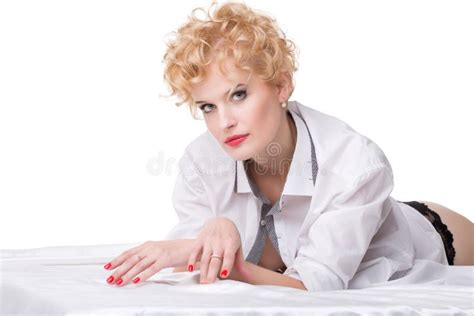 Portrait De La Belle Femme Blonde Se Trouvant Sur Le Lit Photo Stock