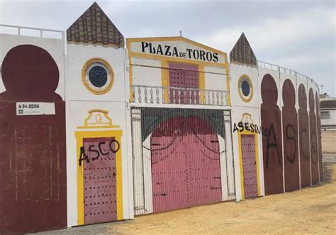 La Plaza De Toros De Sanl Car La Mayor Amanece Con Pintadas De Odio