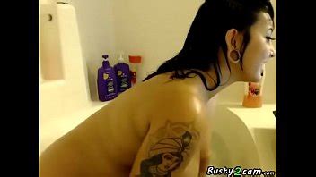 Tetona enseña las tetas y el culo en el agua XVIDEOS