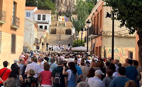 Cientos De Personas Se Concentran En Almansa Para Protestar Por El