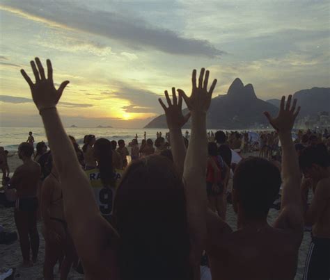 Como surgiu a tradição carioca de bater palmas para o pôr do sol em Ipanema