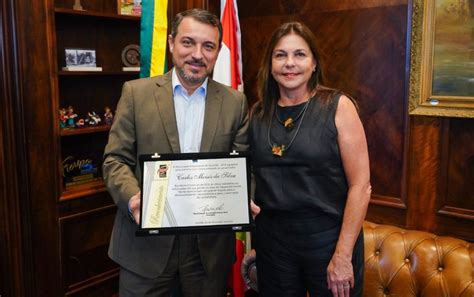 Acij Entrega Placa De Reconhecimento E Agradecimento Ao Governador