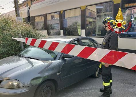 Varese Auto Bloccata Nel Passaggio A Livello Urtata Dal Treno Il