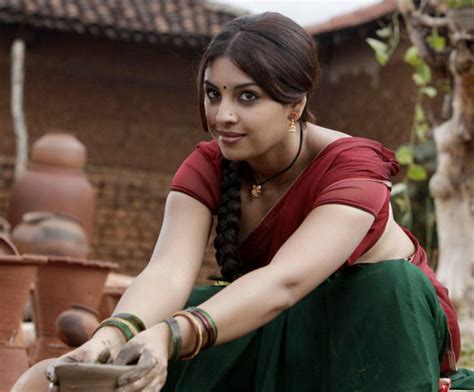 Sizzling Southern Stars Richa Gangopadhyay New Hot Saree Photos From