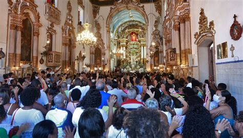 Turistas E Fieis Participam Da Missa De Encerramento Das Festividades