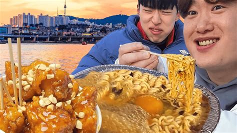 한강 편의점 라면에 닭강정까지 힐링 먹방 Ramen And Sweet And Sour Chicken At Han River