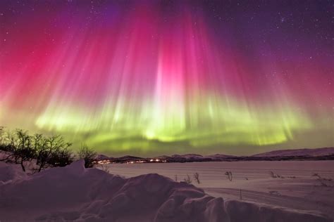 Man Drives Over 600 Miles to Capture 'Magical' Rare Red Northern Lights - Newsweek