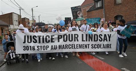 Suicide de Lindsay des centaines de personnes défilent contre le