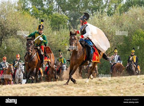 Los Soldados De Caballería Se Dudan En Una Recreación De Batalla