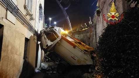 Camion Rifiuti Cade Nella Corte Di Un Palazzo E Sfonda Il Muro Grave