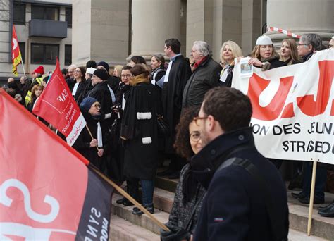 Justice Les Avocats Manifestent