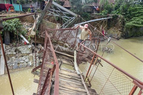 JEMBATAN RUSAK DI BOGOR ANTARA Foto