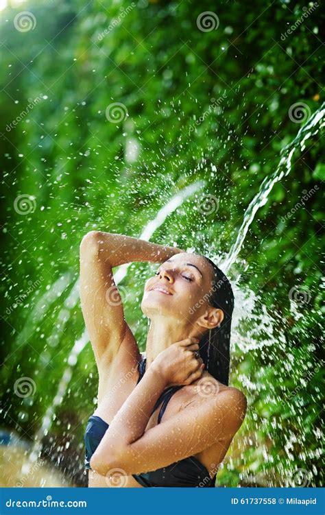 Frau Die Dusche Unter Tropischem Wasserfall Hat Stockfoto Bild Von