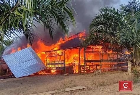 Diduga Jadi Tempat Prostitusi Emak Emak Di Rohul Bakar Warung Remang