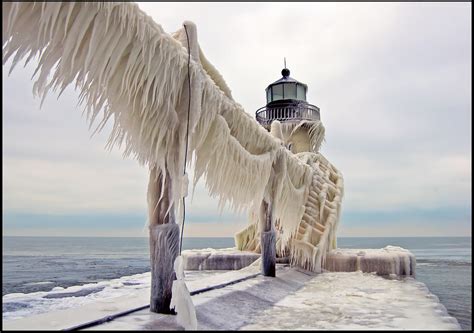 Lake Michigans Famous Frozen Pier And Lighthouse Twistedsifter