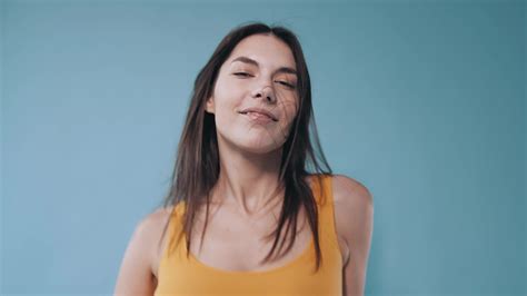 Un Hermosa Modelo En Amarillo Ropa Interior Poses Para El C Mara