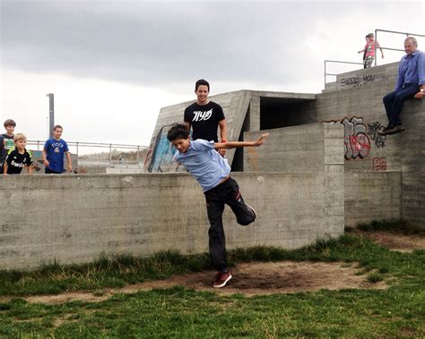 Kongehuset Og Jiyo Prins Nikolaj Og Felix Lærer Parkour Af Jiyo