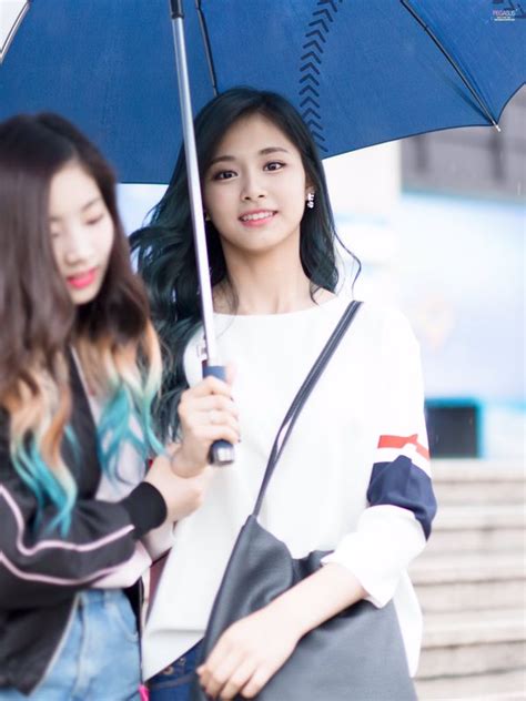 Tzuyu Transforms Into Umbrella Goddess Daily K Pop News Latest