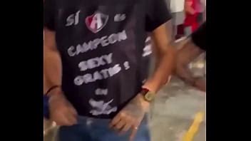 Enseña las tetas en el estadio XVIDEOS