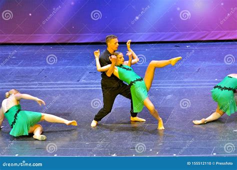 Bailarines Jovenes Que Se Realizan En El Teatro Imagen Editorial