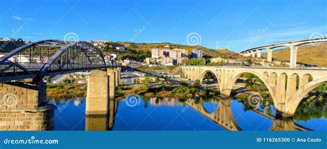 As Pontes De Regua Que Cruzam O Rio De Douro A Ponte Pedestre A