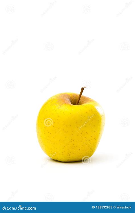 Manzana Amarilla Deliciosa Aislada En Un Fondo Blanco Imagen De Archivo