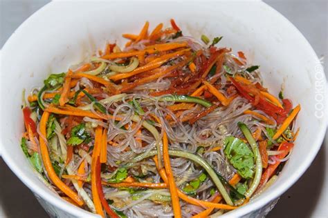 Салат из фунчозы с овощами — кулинарный рецепт